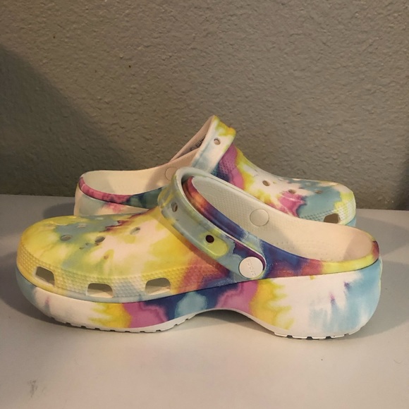 Crocs Women's Classic Platform Tie-Dye Graphic Clog - Picture 7 of 10